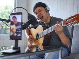 Man youtuber, influencer, vlogger singing
