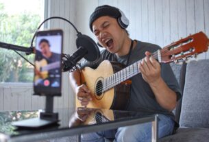 Man youtuber, influencer, vlogger singing