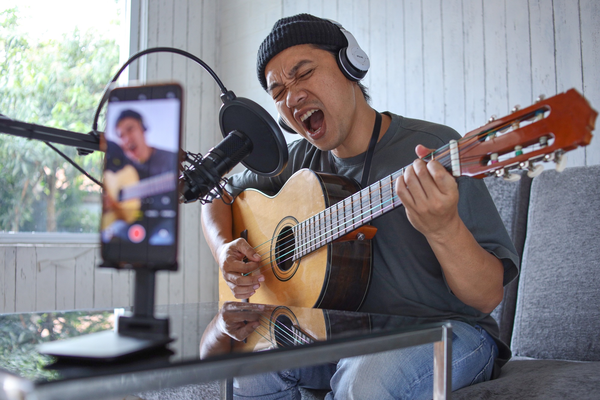 Man youtuber, influencer, vlogger singing