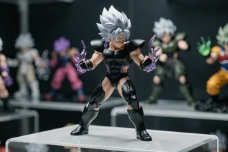 Figurine Black Goku en résine avec armure noire et cheveux argentés en pose dynamique sur étagère de collection